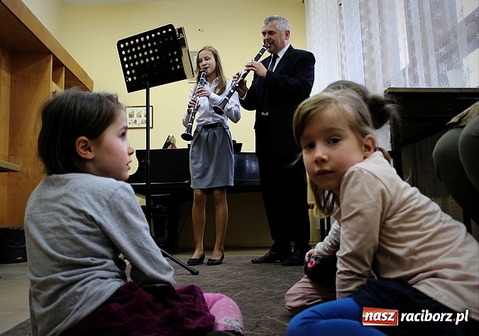 Zdjęcie w galerii na portalu naszraciborz.pl: Dzień otwarty w szkole muzycznej z bajką Kot w butach wiadomości z regionu