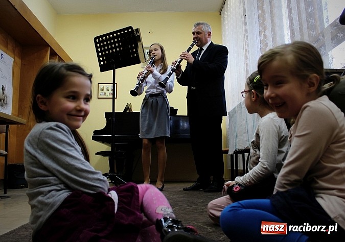 Zdjęcie w galerii na portalu naszraciborz.pl: Dzień otwarty w szkole muzycznej z bajką Kot w butach wiadomości z regionu