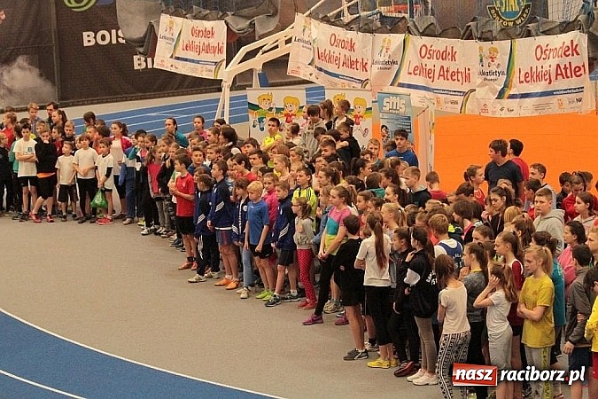 Zdjęcie w galerii na portalu naszraciborz.pl: Pierwsze oficjalne lekkoatletyczne zawody na nowej hali ZSOMS w Raciborzu   wiadomości z regionu