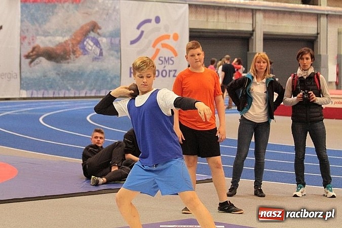 Zdjęcie w galerii na portalu naszraciborz.pl: Pierwsze oficjalne lekkoatletyczne zawody na nowej hali ZSOMS w Raciborzu   wiadomości z regionu