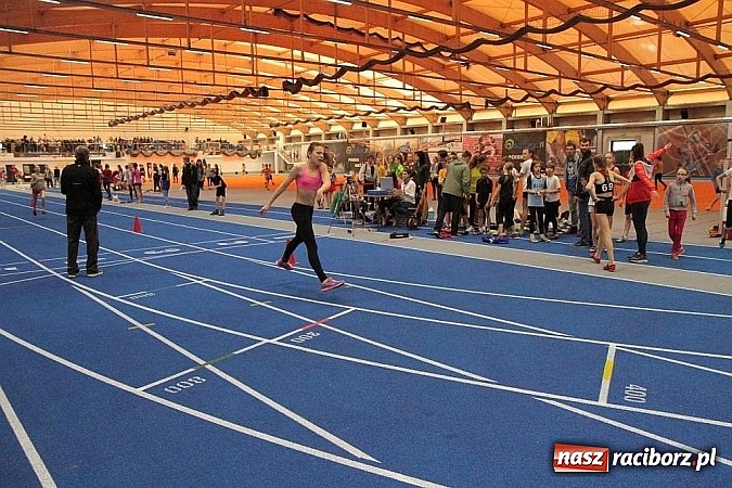 Zdjęcie w galerii na portalu naszraciborz.pl: Pierwsze oficjalne lekkoatletyczne zawody na nowej hali ZSOMS w Raciborzu   wiadomości z regionu
