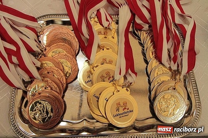 Zdjęcie w galerii na portalu naszraciborz.pl: Pierwsze oficjalne lekkoatletyczne zawody na nowej hali ZSOMS w Raciborzu   wiadomości z regionu