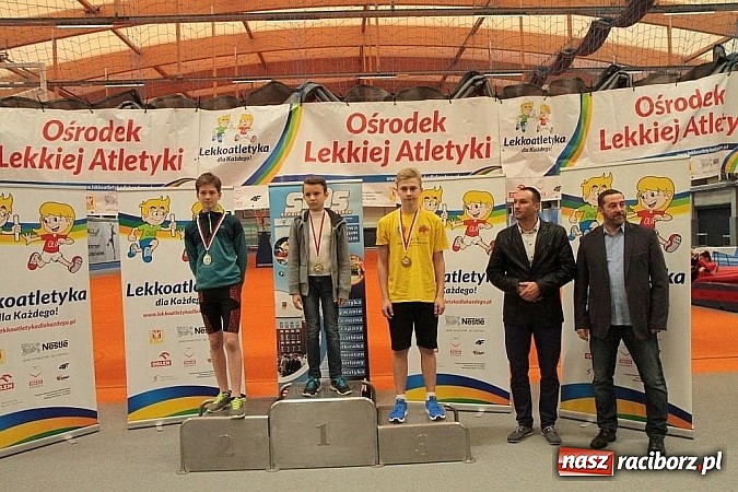 Zdjęcie w galerii na portalu naszraciborz.pl: Pierwsze oficjalne lekkoatletyczne zawody na nowej hali ZSOMS w Raciborzu   wiadomości z regionu