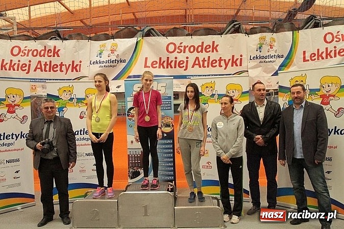 Zdjęcie w galerii na portalu naszraciborz.pl: Pierwsze oficjalne lekkoatletyczne zawody na nowej hali ZSOMS w Raciborzu   wiadomości z regionu