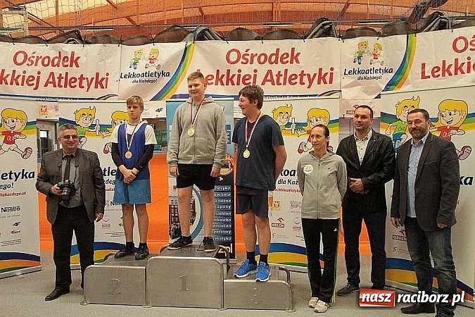 Zdjęcie w galerii na portalu naszraciborz.pl: Pierwsze oficjalne lekkoatletyczne zawody na nowej hali ZSOMS w Raciborzu   wiadomości z regionu