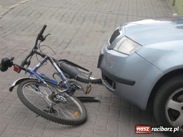 Zdjęcie w galerii na portalu naszraciborz.pl: Rowerzysta pod kołami fabii wiadomości z regionu