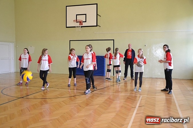 Zdjęcie w galerii na portalu naszraciborz.pl: Finał zawod&oacute;w rejonowych w mini siatk&oacute;wce dziewcząt w Krzyżanowicach wiadomości z regionu