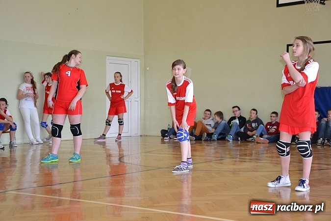 Zdjęcie w galerii na portalu naszraciborz.pl: Finał zawod&oacute;w rejonowych w mini siatk&oacute;wce dziewcząt w Krzyżanowicach wiadomości z regionu
