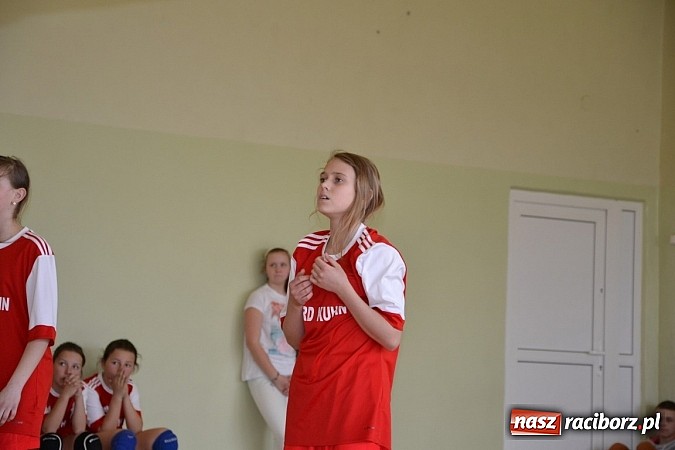 Zdjęcie w galerii na portalu naszraciborz.pl: Finał zawod&oacute;w rejonowych w mini siatk&oacute;wce dziewcząt w Krzyżanowicach wiadomości z regionu