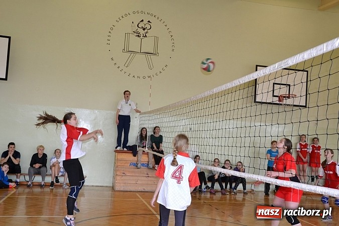 Zdjęcie w galerii na portalu naszraciborz.pl: Finał zawod&oacute;w rejonowych w mini siatk&oacute;wce dziewcząt w Krzyżanowicach wiadomości z regionu
