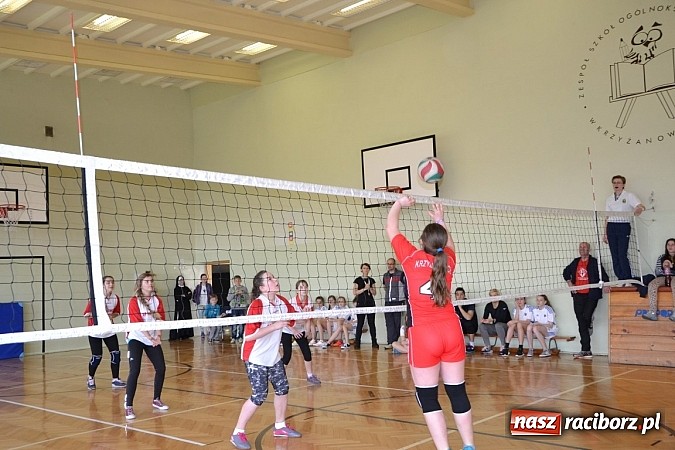 Zdjęcie w galerii na portalu naszraciborz.pl: Finał zawod&oacute;w rejonowych w mini siatk&oacute;wce dziewcząt w Krzyżanowicach wiadomości z regionu