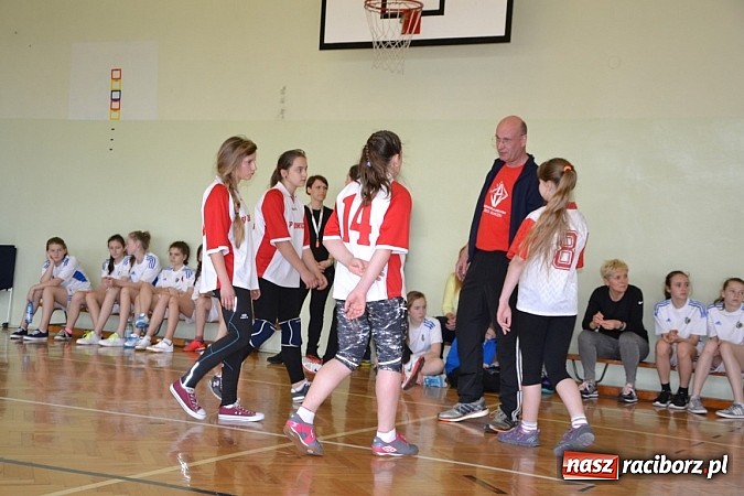 Zdjęcie w galerii na portalu naszraciborz.pl: Finał zawod&oacute;w rejonowych w mini siatk&oacute;wce dziewcząt w Krzyżanowicach wiadomości z regionu