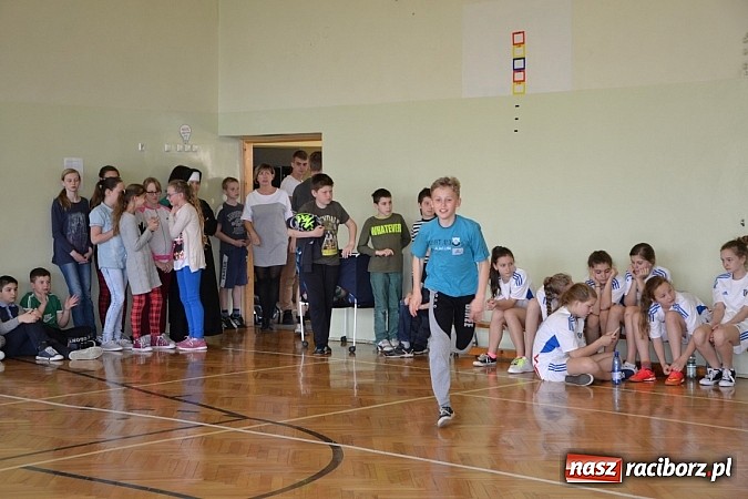 Zdjęcie w galerii na portalu naszraciborz.pl: Finał zawod&oacute;w rejonowych w mini siatk&oacute;wce dziewcząt w Krzyżanowicach wiadomości z regionu