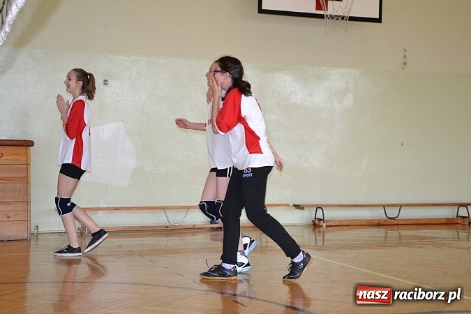 Zdjęcie w galerii na portalu naszraciborz.pl: Finał zawod&oacute;w rejonowych w mini siatk&oacute;wce dziewcząt w Krzyżanowicach wiadomości z regionu