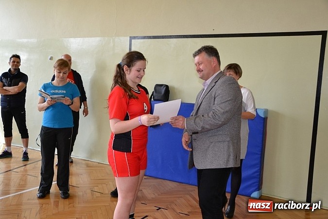 Zdjęcie w galerii na portalu naszraciborz.pl: Finał zawod&oacute;w rejonowych w mini siatk&oacute;wce dziewcząt w Krzyżanowicach wiadomości z regionu