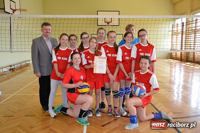 Zdjęcie w galerii na portalu naszraciborz.pl: Finał zawod&oacute;w rejonowych w mini siatk&oacute;wce dziewcząt w Krzyżanowicach wiadomości z regionu