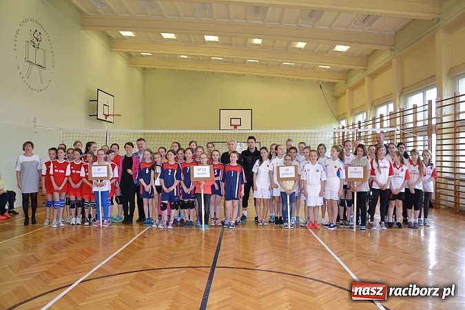 Zdjęcie w galerii na portalu naszraciborz.pl: Finał zawod&oacute;w rejonowych w mini siatk&oacute;wce dziewcząt w Krzyżanowicach wiadomości z regionu