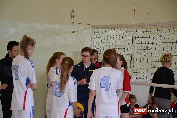 Zdjęcie w galerii na portalu naszraciborz.pl: Finał zawod&oacute;w rejonowych w mini siatk&oacute;wce dziewcząt w Krzyżanowicach wiadomości z regionu