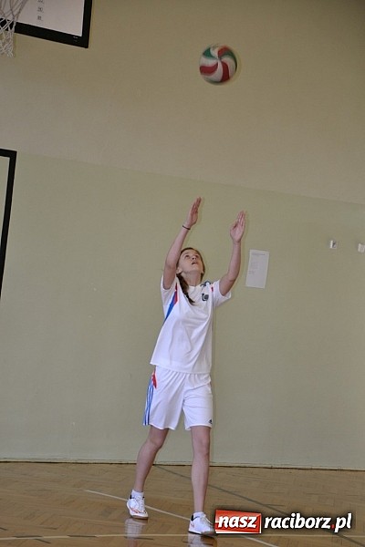 Zdjęcie w galerii na portalu naszraciborz.pl: Finał zawod&oacute;w rejonowych w mini siatk&oacute;wce dziewcząt w Krzyżanowicach wiadomości z regionu