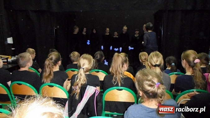 Zdjęcie w galerii na portalu naszraciborz.pl: Aktorzy z G5 gościli grupę teatralną z Rudnika wiadomości z regionu