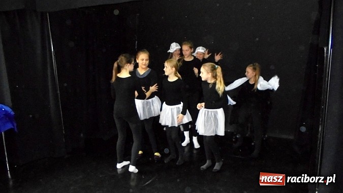 Zdjęcie w galerii na portalu naszraciborz.pl: Aktorzy z G5 gościli grupę teatralną z Rudnika wiadomości z regionu