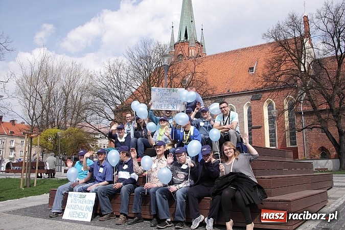 Zdjęcie w galerii na portalu naszraciborz.pl: Nie bądź zielony w temacie autyzmu, w kwietniu bądź NIEBIESKI !! wiadomości z regionu