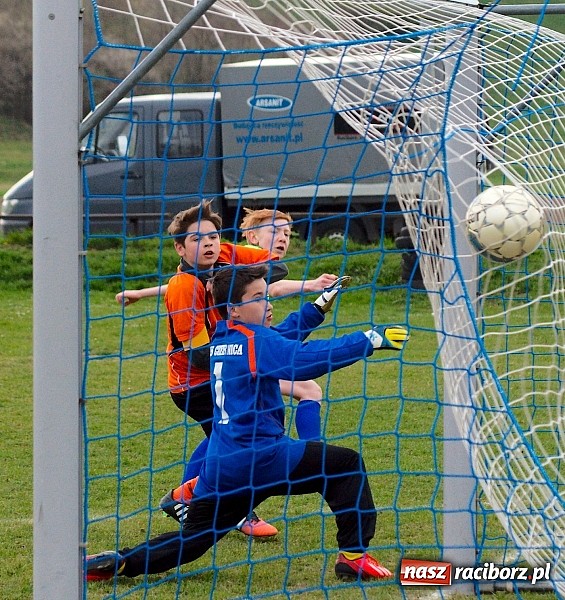 Zdjęcie w galerii na portalu naszraciborz.pl: Młodziki Grzegorzowic zdobyły Zameczek wiadomości z regionu