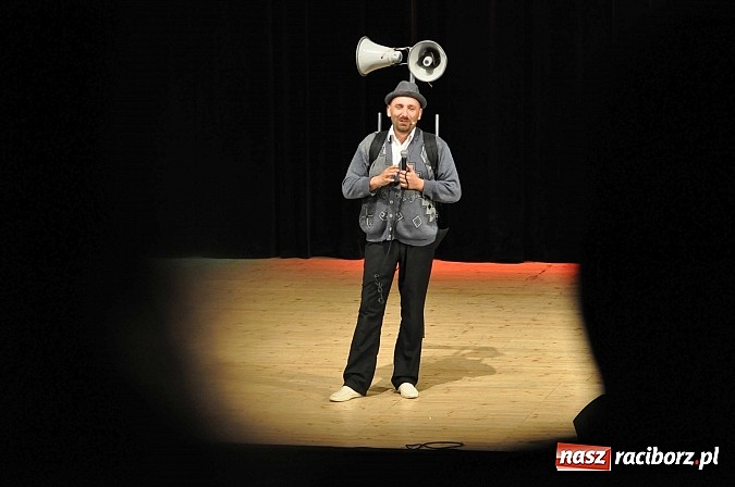 Zdjęcie w galerii na portalu naszraciborz.pl: Pielgrzymka do miejsc śmiesznych. Neo-Nówka w Raciborzu wiadomości z regionu