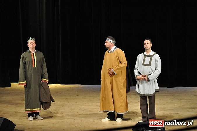 Zdjęcie w galerii na portalu naszraciborz.pl: Pielgrzymka do miejsc śmiesznych. Neo-Nówka w Raciborzu wiadomości z regionu