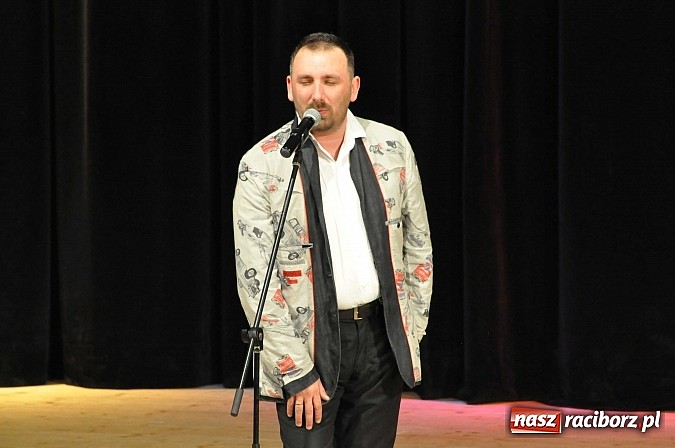 Zdjęcie w galerii na portalu naszraciborz.pl: Pielgrzymka do miejsc śmiesznych. Neo-Nówka w Raciborzu wiadomości z regionu