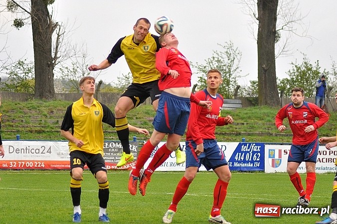 Zdjęcie w galerii na portalu naszraciborz.pl: Czerwona kartka, niewykorzystany karny i policja na trybunach. Unia wygrywa z GKS-em wiadomości z regionu