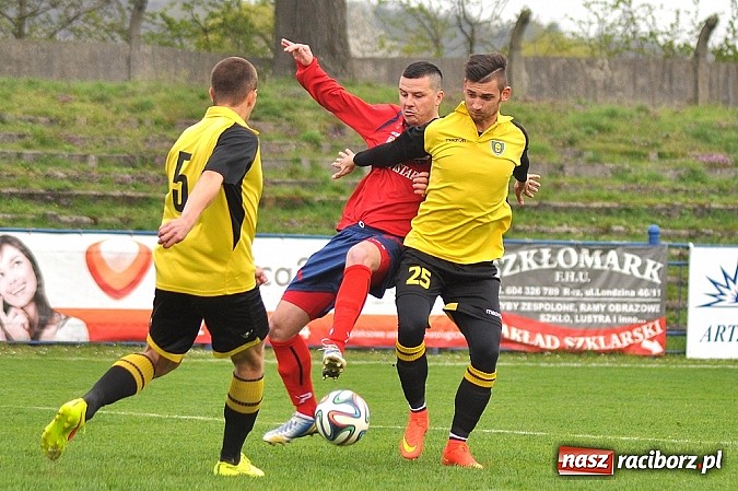 Zdjęcie w galerii na portalu naszraciborz.pl: Czerwona kartka, niewykorzystany karny i policja na trybunach. Unia wygrywa z GKS-em wiadomości z regionu