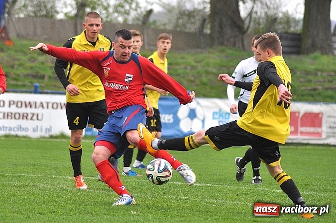 Zdjęcie w galerii na portalu naszraciborz.pl: Czerwona kartka, niewykorzystany karny i policja na trybunach. Unia wygrywa z GKS-em wiadomości z regionu