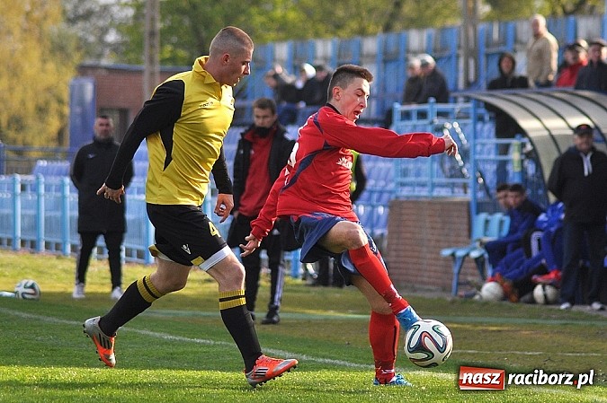 Zdjęcie w galerii na portalu naszraciborz.pl: Czerwona kartka, niewykorzystany karny i policja na trybunach. Unia wygrywa z GKS-em wiadomości z regionu