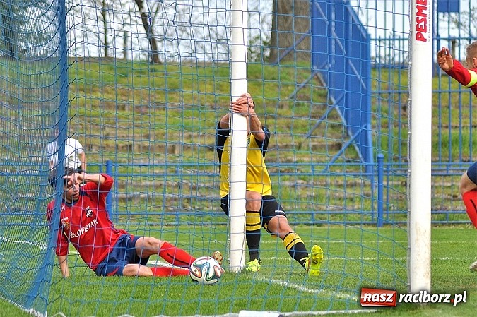 Zdjęcie w galerii na portalu naszraciborz.pl: Czerwona kartka, niewykorzystany karny i policja na trybunach. Unia wygrywa z GKS-em wiadomości z regionu