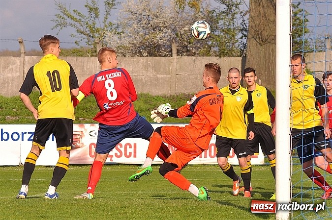 Zdjęcie w galerii na portalu naszraciborz.pl: Czerwona kartka, niewykorzystany karny i policja na trybunach. Unia wygrywa z GKS-em wiadomości z regionu