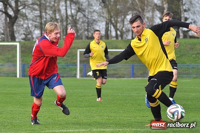 Zdjęcie w galerii na portalu naszraciborz.pl: Czerwona kartka, niewykorzystany karny i policja na trybunach. Unia wygrywa z GKS-em wiadomości z regionu
