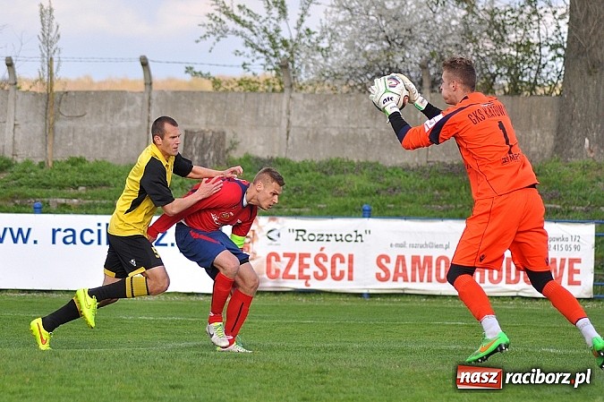 Zdjęcie w galerii na portalu naszraciborz.pl: Czerwona kartka, niewykorzystany karny i policja na trybunach. Unia wygrywa z GKS-em wiadomości z regionu