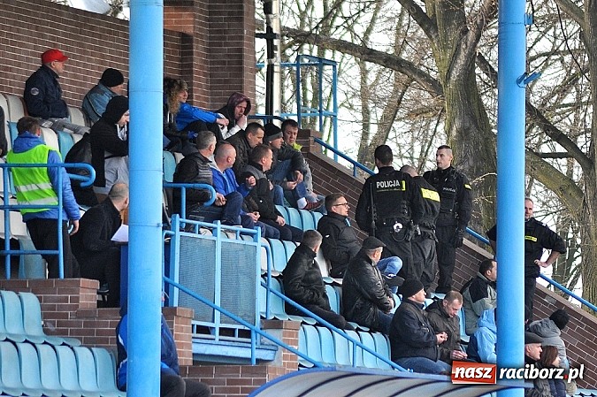 Zdjęcie w galerii na portalu naszraciborz.pl: Czerwona kartka, niewykorzystany karny i policja na trybunach. Unia wygrywa z GKS-em wiadomości z regionu