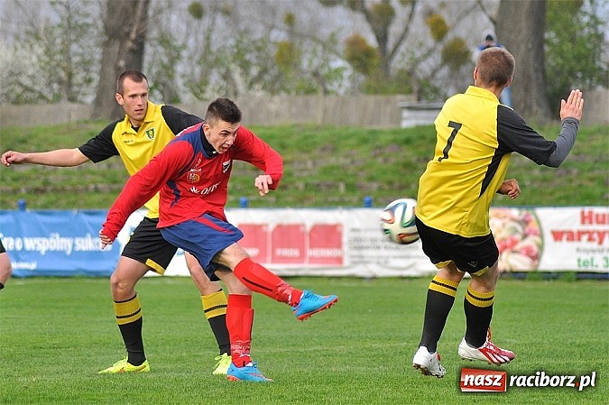 Zdjęcie w galerii na portalu naszraciborz.pl: Czerwona kartka, niewykorzystany karny i policja na trybunach. Unia wygrywa z GKS-em wiadomości z regionu