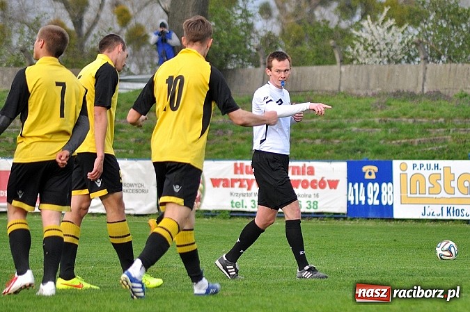 Zdjęcie w galerii na portalu naszraciborz.pl: Czerwona kartka, niewykorzystany karny i policja na trybunach. Unia wygrywa z GKS-em wiadomości z regionu