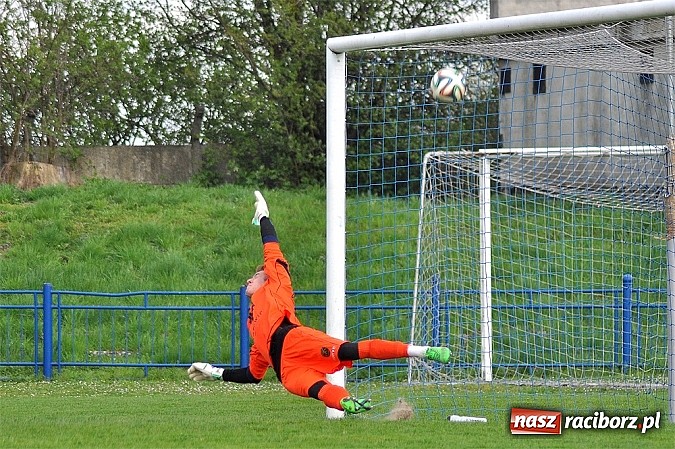 Zdjęcie w galerii na portalu naszraciborz.pl: Czerwona kartka, niewykorzystany karny i policja na trybunach. Unia wygrywa z GKS-em wiadomości z regionu