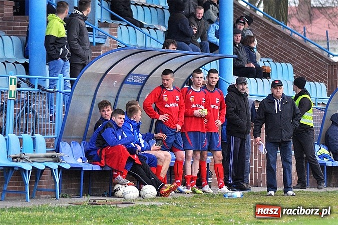 Zdjęcie w galerii na portalu naszraciborz.pl: Czerwona kartka, niewykorzystany karny i policja na trybunach. Unia wygrywa z GKS-em wiadomości z regionu