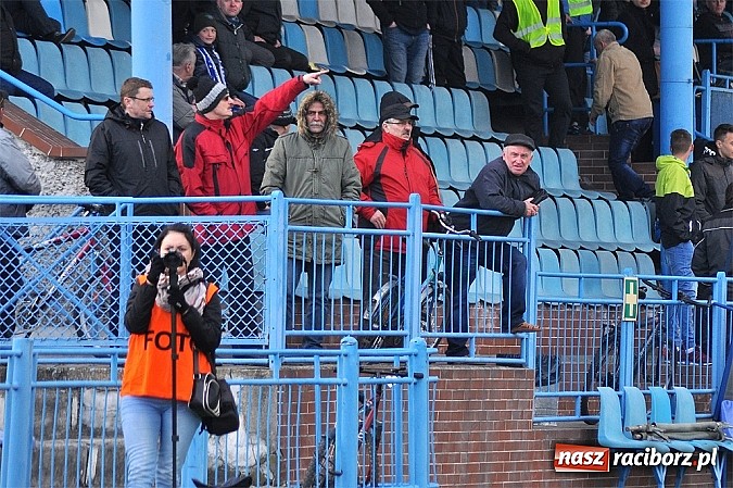 Zdjęcie w galerii na portalu naszraciborz.pl: Czerwona kartka, niewykorzystany karny i policja na trybunach. Unia wygrywa z GKS-em wiadomości z regionu