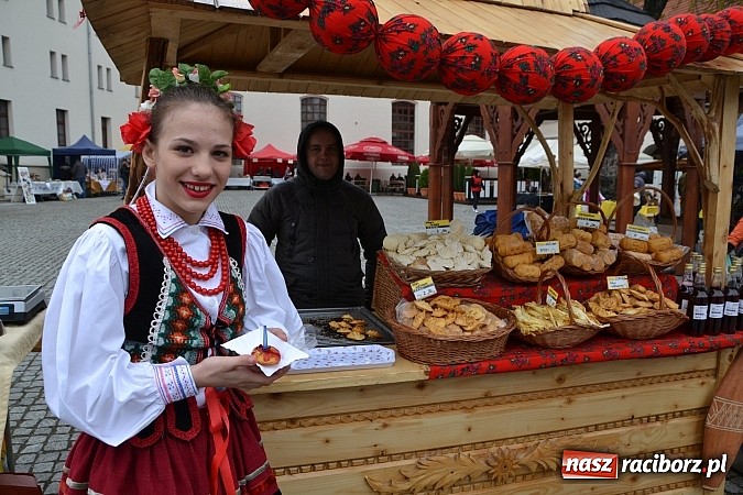 Zdjęcie w galerii na portalu naszraciborz.pl: III Zamkowy Jarmark kwiatów, żywności ekologicznej i rękodzieła już za nami wiadomości z regionu
