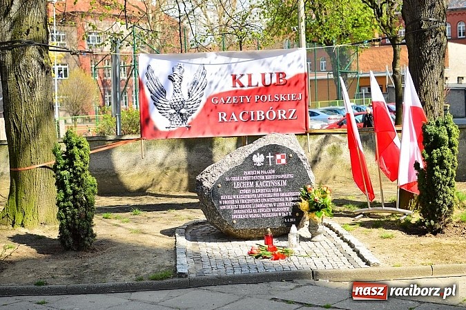 Zdjęcie w galerii na portalu naszraciborz.pl: Raciborzanie uczcili ofiary katastrofy smoleńskiej. Pierwsza rocznica odsłonięcia tablicy przy ul. Warszawskiej wiadomości z regionu