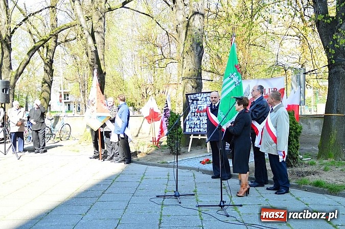 Zdjęcie w galerii na portalu naszraciborz.pl: Raciborzanie uczcili ofiary katastrofy smoleńskiej. Pierwsza rocznica odsłonięcia tablicy przy ul. Warszawskiej wiadomości z regionu