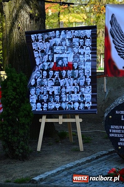 Zdjęcie w galerii na portalu naszraciborz.pl: Raciborzanie uczcili ofiary katastrofy smoleńskiej. Pierwsza rocznica odsłonięcia tablicy przy ul. Warszawskiej wiadomości z regionu