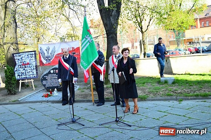 Zdjęcie w galerii na portalu naszraciborz.pl: Raciborzanie uczcili ofiary katastrofy smoleńskiej. Pierwsza rocznica odsłonięcia tablicy przy ul. Warszawskiej wiadomości z regionu