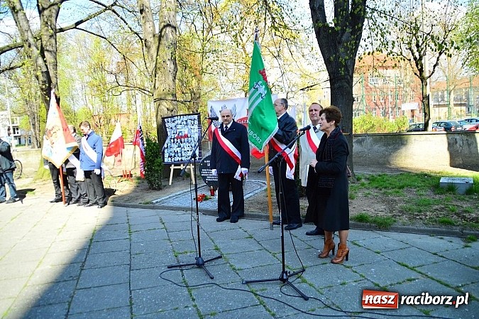 Zdjęcie w galerii na portalu naszraciborz.pl: Raciborzanie uczcili ofiary katastrofy smoleńskiej. Pierwsza rocznica odsłonięcia tablicy przy ul. Warszawskiej wiadomości z regionu